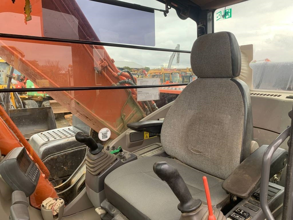 Crawler excavator Hitachi ZX 250 LC N-3: picture 11