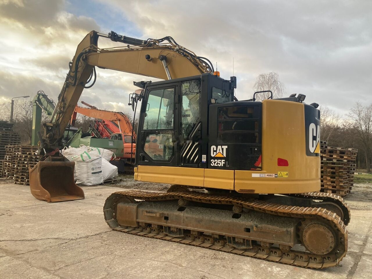 Crawler excavator Caterpillar 325 F LCR Rototylt: picture 10