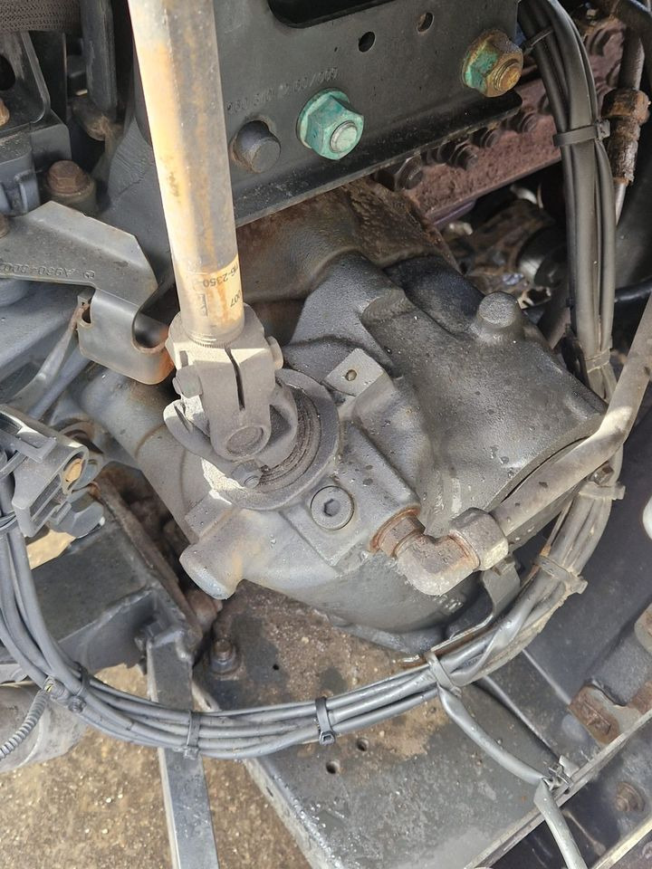 Actros MP4 Lenktgetriebe Lenkung ZF LS Getriebe Lenkung - Steering gear for Truck: picture 2 Actros MP4 Lenktgetriebe Lenkung ZF LS Getriebe Lenkung - Steering gear for Truck: picture 2