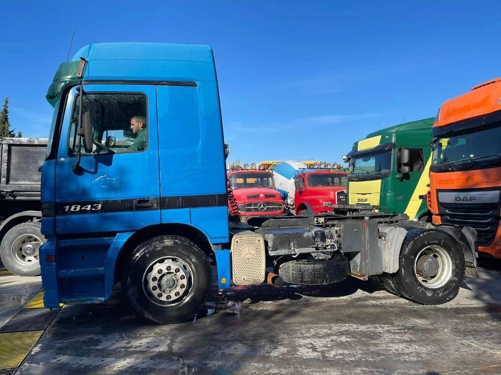 Tractor unit Mercedes-Benz 1843: picture 12
