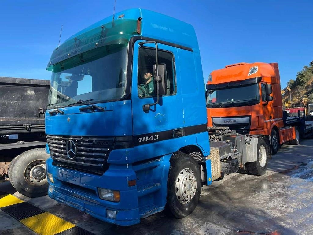 Tractor unit Mercedes-Benz 1843: picture 17