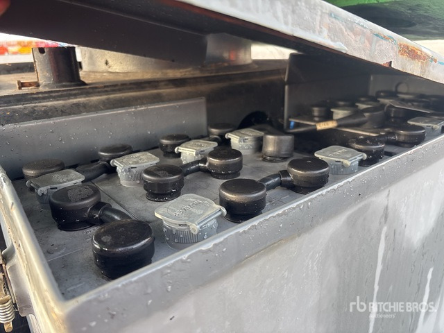 2006 Haulotte HA12IP 2WD Electric Articulating Boom Lift - Articulated boom: picture 5 2006 Haulotte HA12IP 2WD Electric Articulating Boom Lift - Articulated boom: picture 5