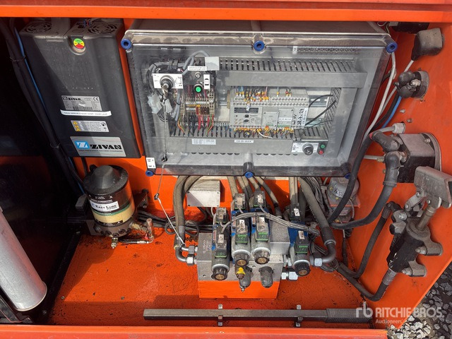 2013 Holland Lift COMBISTAR B-165FL25 Electric Scissor Lift - Scissor lift: picture 5 2013 Holland Lift COMBISTAR B-165FL25 Electric Scissor Lift - Scissor lift: picture 5