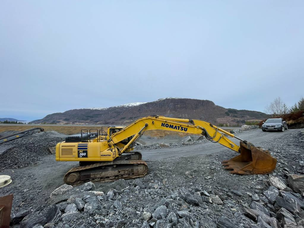 Crawler excavator Komatsu PC 360 LC-10: picture 10
