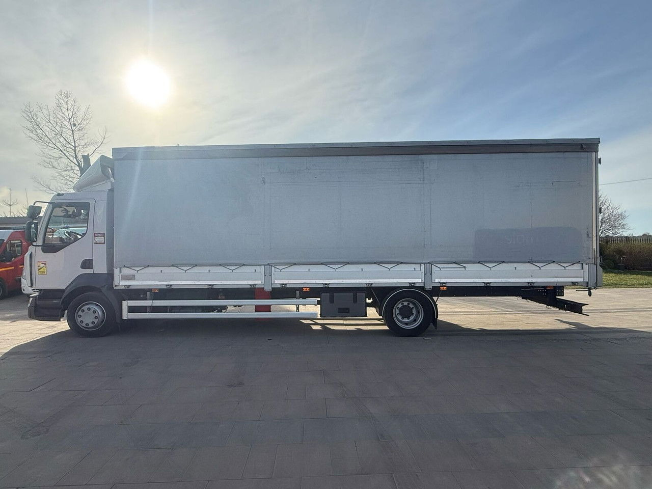 Renault D12 - Curtainsider truck: picture 5 Renault D12 - Curtainsider truck: picture 5