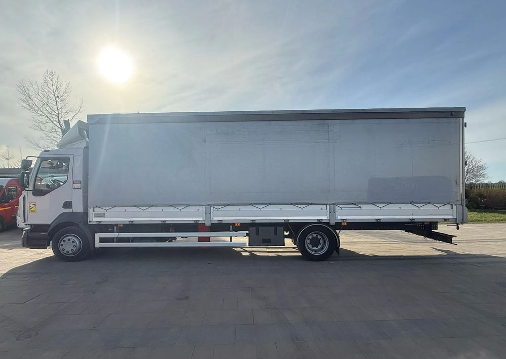 Renault D12 - Curtainsider truck: picture 5 Renault D12 - Curtainsider truck: picture 5