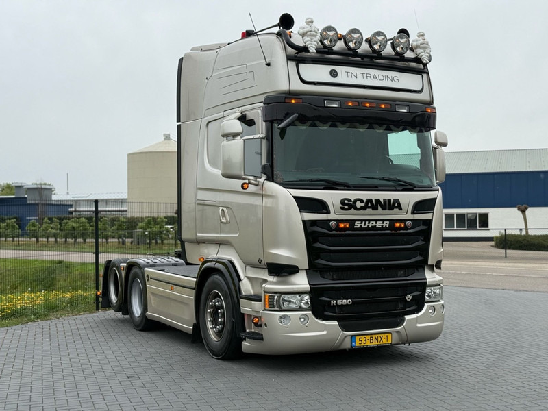 Scania R 580 SHOWTRUCK, VOLLUCHT, VOL SPOILER, RETARDER, SCHUIFSCHOTEL. - Tractor unit: picture 1 Scania R 580 SHOWTRUCK, VOLLUCHT, VOL SPOILER, RETARDER, SCHUIFSCHOTEL. - Tractor unit: picture 1