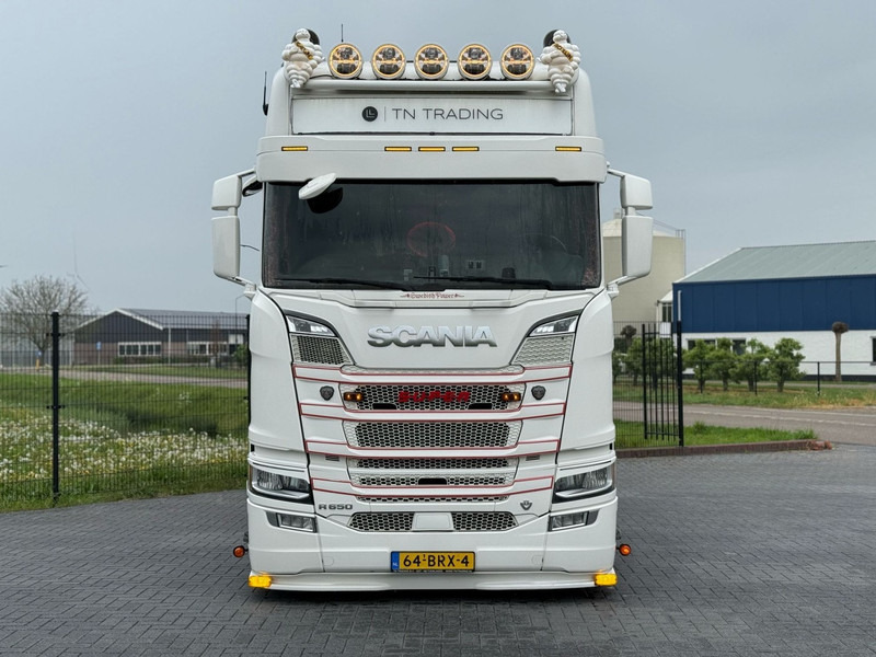 Scania R650 V8 FULL AIR, SHOW TRUCK, SPECIAL INTERIOR, SMART TACHO 2. - Tractor unit: picture 3 Scania R650 V8 FULL AIR, SHOW TRUCK, SPECIAL INTERIOR, SMART TACHO 2. - Tractor unit: picture 3