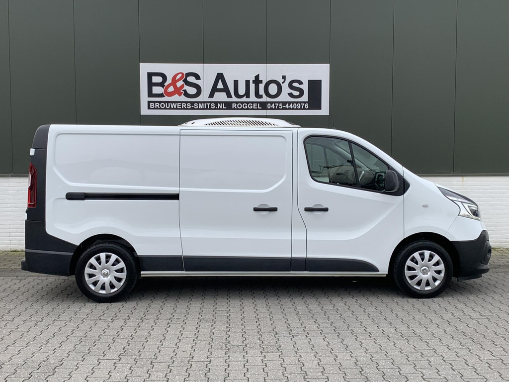 Interior photo 1: Refrigerated van Renault Trafic-2.0 dCi 120 T29 L2H1 Thermo King Elektrisch incl standkoeling Koelen en vriezen Airco Bluetooth Usb media
