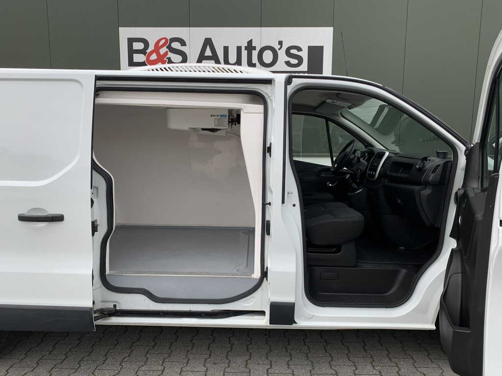 Interior photo 2: Refrigerated van Renault Trafic-2.0 dCi 120 T29 L2H1 Thermo King Elektrisch incl standkoeling Koelen en vriezen Airco Bluetooth Usb media