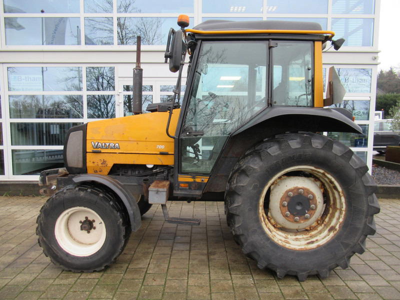 Valtra 700 4x2 VALMET - Farm tractor: picture 2 Valtra 700 4x2 VALMET - Farm tractor: picture 2
