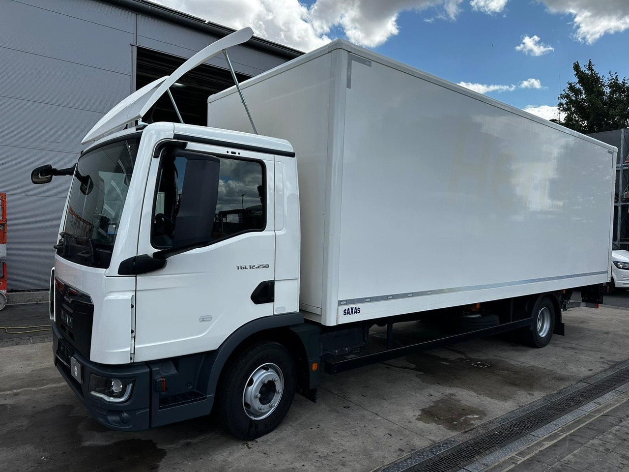MAN TGL 12.250 /Ladebordwand/Automatik/Ahk - Box truck: picture 1 MAN TGL 12.250 /Ladebordwand/Automatik/Ahk - Box truck: picture 1