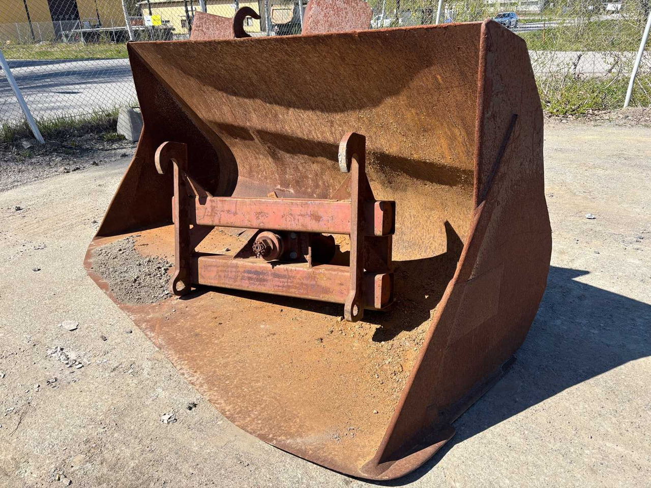 Volvo bucket and bracket with coupling head - Loader bucket: picture 1 Volvo bucket and bracket with coupling head - Loader bucket: picture 1