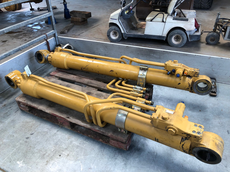 Caterpillar 322B Boomcylinder OEM 1184166 - Hydraulics: picture 1 Caterpillar 322B Boomcylinder OEM 1184166 - Hydraulics: picture 1
