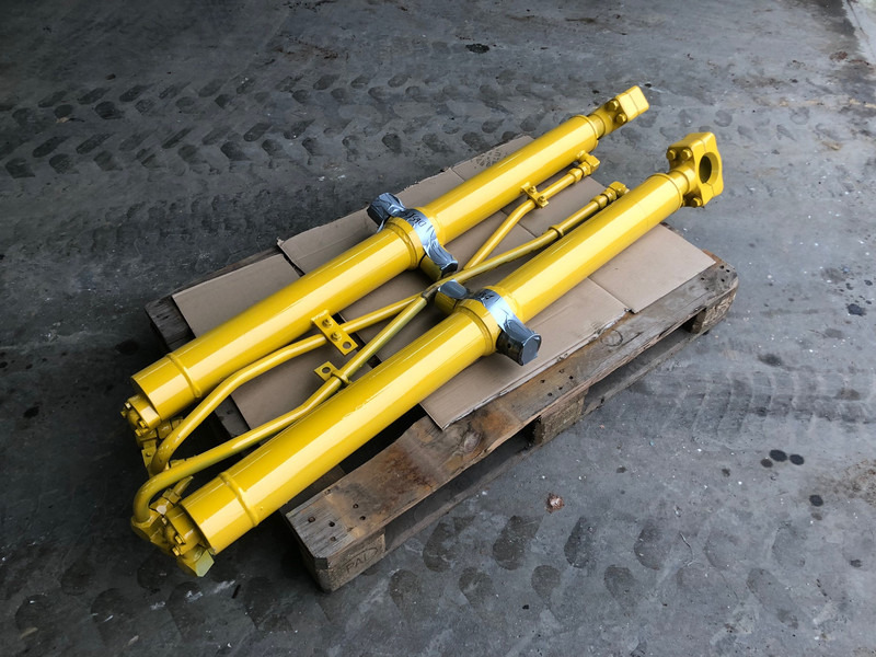 Komatsu D65-15 EX/PX Blade Lift Cylinder OEM 707-02-X0220 - Hydraulics: picture 3 Komatsu D65-15 EX/PX Blade Lift Cylinder OEM 707-02-X0220 - Hydraulics: picture 3