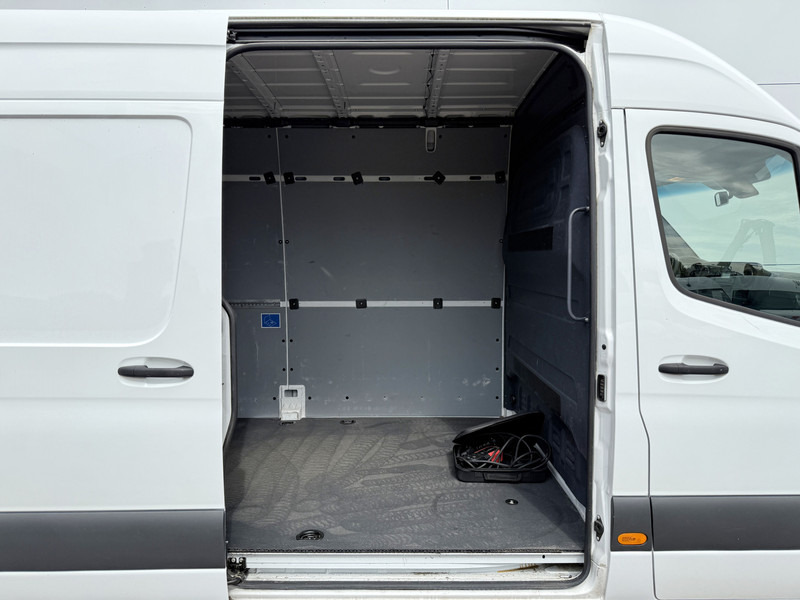 Panel van, Electric van Mercedes-Benz eSprinter 312 L2H2 Elektrisch 41kWh 120km WLTP Climate Control Camera Stoelverwarming: picture 10