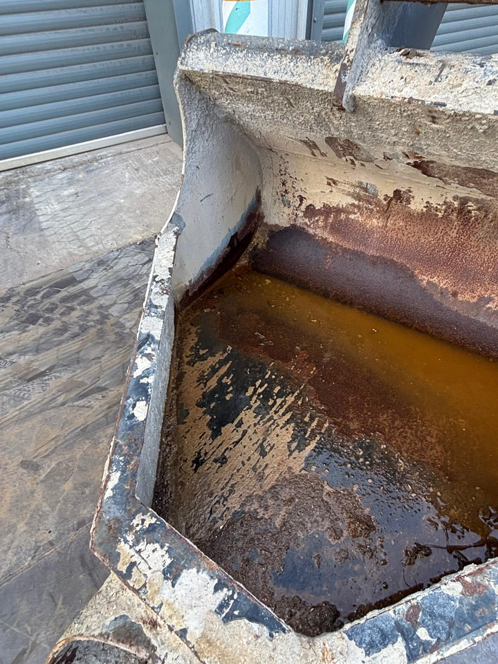 BMC Concrete Pouring Bucket - Attachment for Construction machinery: picture 5 BMC Concrete Pouring Bucket - Attachment for Construction machinery: picture 5