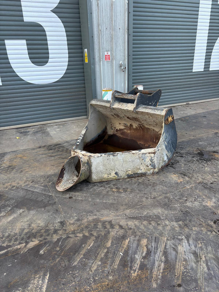 BMC Concrete Pouring Bucket - Attachment for Construction machinery: picture 1 BMC Concrete Pouring Bucket - Attachment for Construction machinery: picture 1