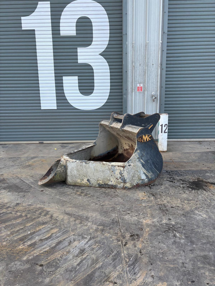 BMC Concrete Pouring Bucket - Attachment for Construction machinery: picture 2 BMC Concrete Pouring Bucket - Attachment for Construction machinery: picture 2