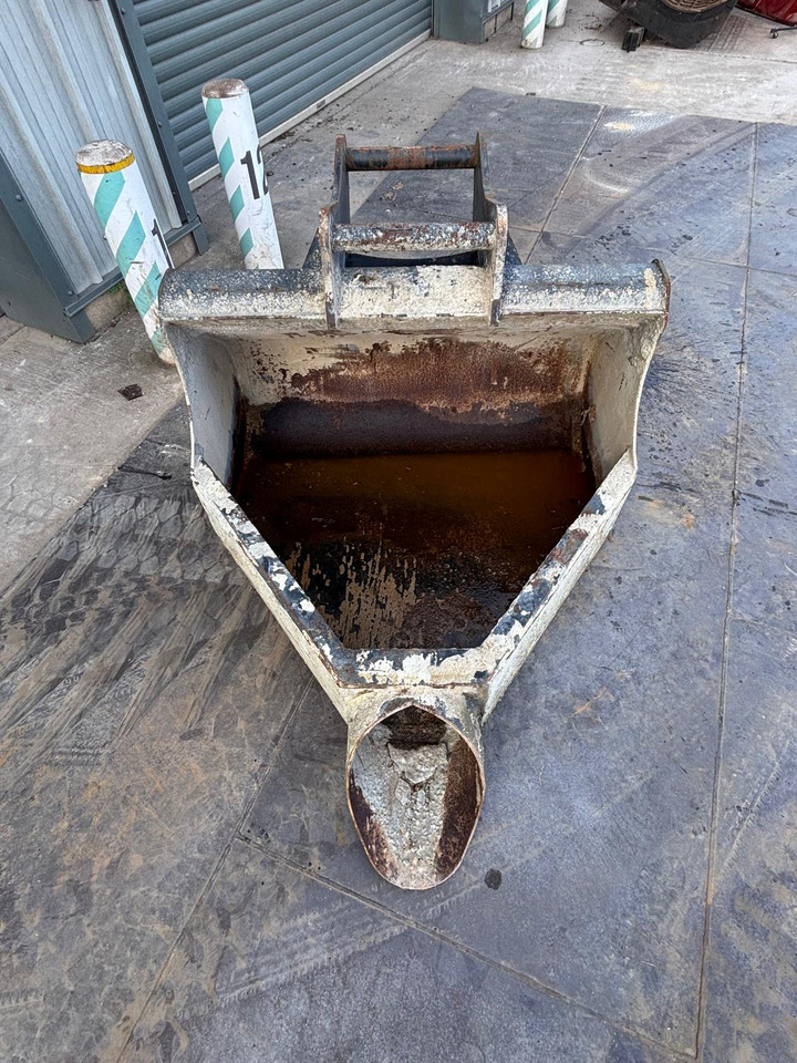 BMC Concrete Pouring Bucket - Attachment for Construction machinery: picture 4 BMC Concrete Pouring Bucket - Attachment for Construction machinery: picture 4