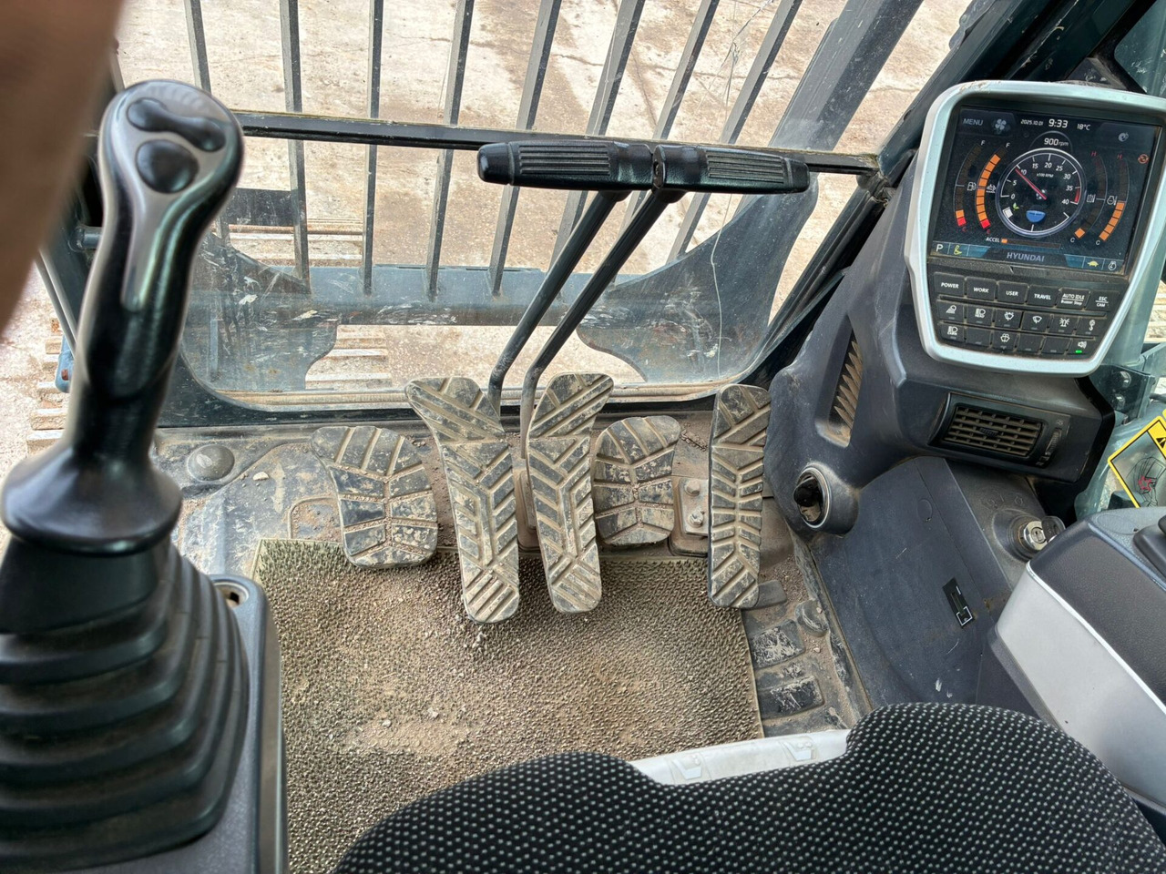 Crawler excavator Hyundai HX380: picture 17