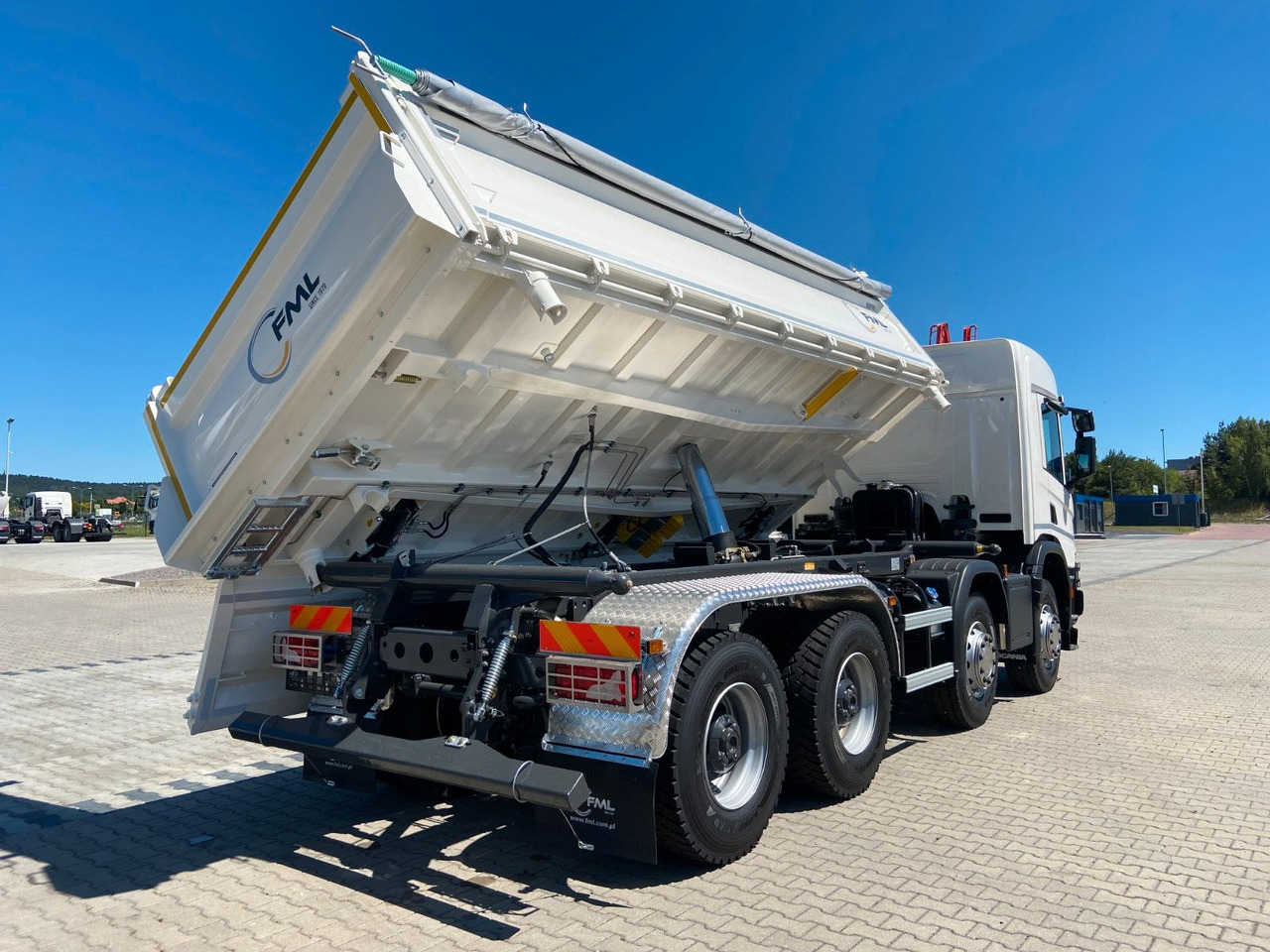 Tipper Scania P420 8x4 FML DREISEITENKIPPER: picture 10