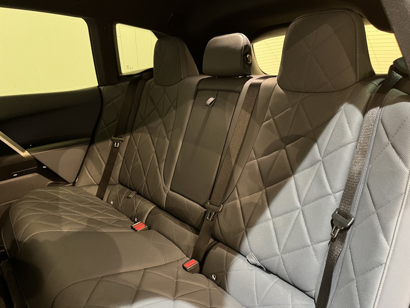 SUV BMW iX xDrive40 High Executive 77 kWh / Luchtvering / Pano / Harman Kardon / Trekhaak / Sportpakket / 27.750 KM !!: picture 15