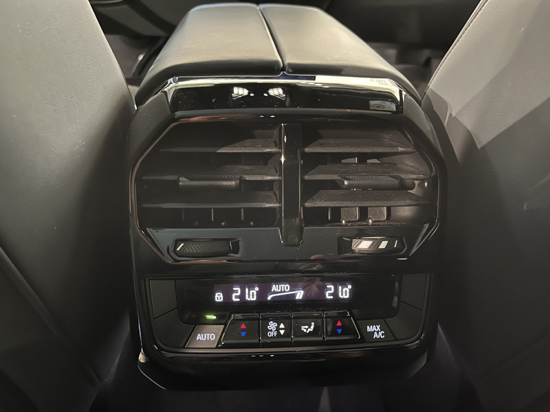 SUV BMW iX xDrive40 High Executive 77 kWh / Luchtvering / Pano / Harman Kardon / Trekhaak / Sportpakket / 27.750 KM !!: picture 16