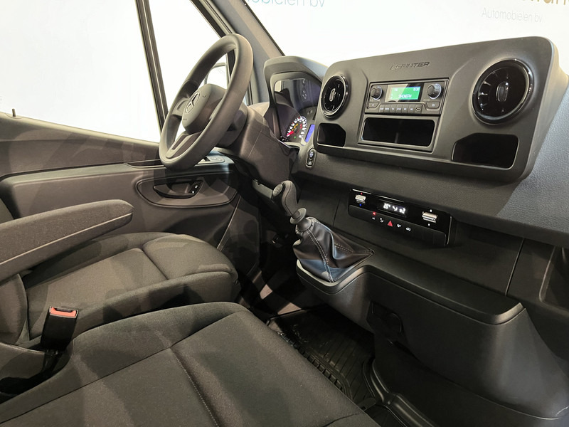 Mercedes-Benz Sprinter 315 CDI L2 RWD DC Dubbel Cabine Open Laadbak / Euro 6 / Trekhaak 3500 KG / Airco / DC 7 Pers. 650 KM !! / BPM VRIJ !! - Flatbed van, Combi van: picture 3 Mercedes-Benz Sprinter 315 CDI L2 RWD DC Dubbel Cabine Open Laadbak / Euro 6 / Trekhaak 3500 KG / Airco / DC 7 Pers. 650 KM !! / BPM VRIJ !! - Flatbed van, Combi van: picture 3