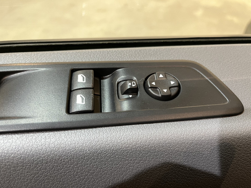 Lease a Peugeot e-Expert L2 Premium 75 kWh Servicebus / Van den Born Inrichting / 100% Elektrisch / Airco / Camera / Cruise Control / Navigatie / CarPlay / 12.400 KM !! Peugeot e-Expert L2 Premium 75 kWh Servicebus / Van den Born Inrichting / 100% Elektrisch / Airco / Camera / Cruise Control / Navigatie / CarPlay / 12.400 KM !!: picture 13