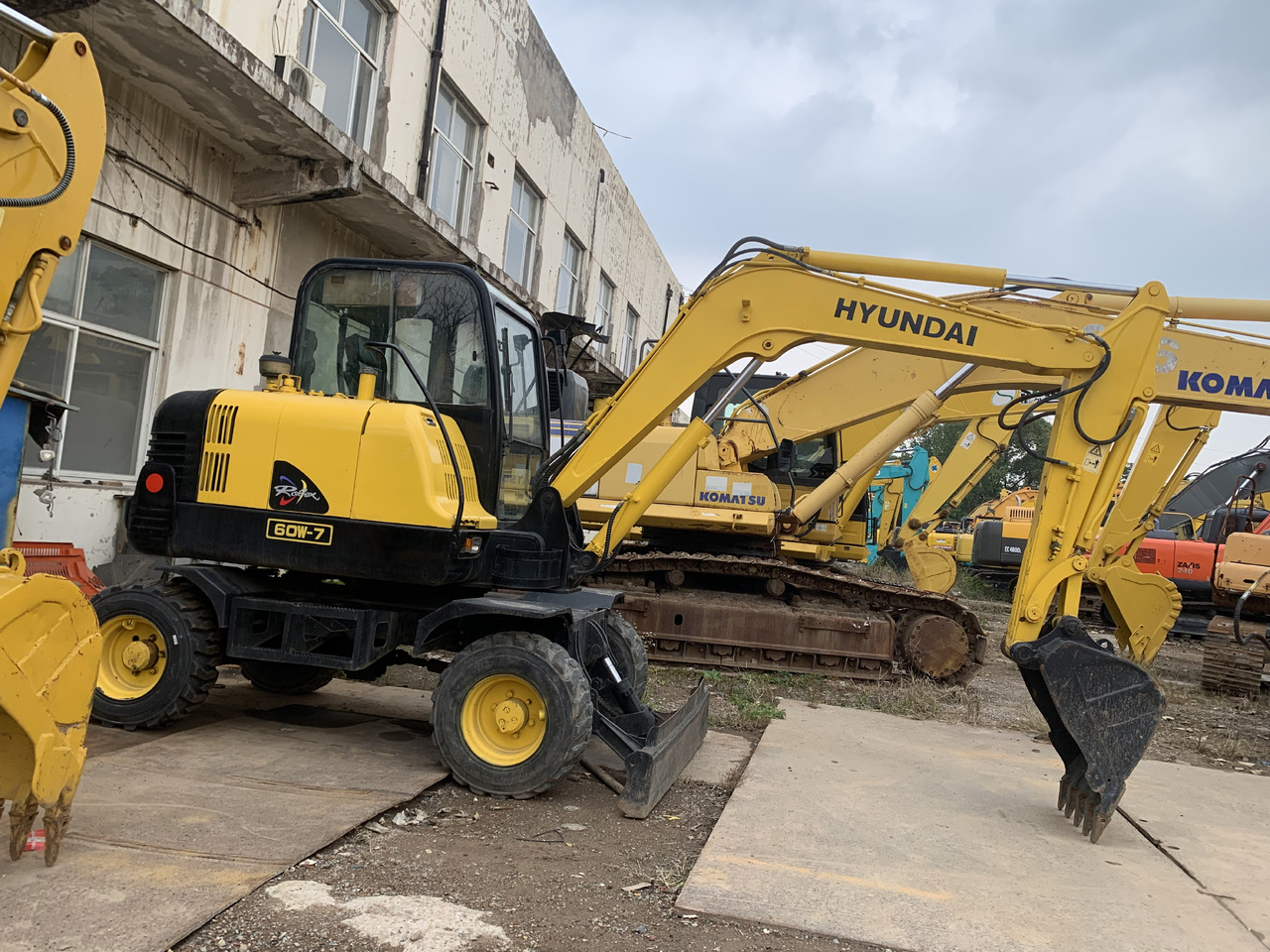 Hyudai R60W-7 - Wheel excavator: picture 1 Hyudai R60W-7 - Wheel excavator: picture 1