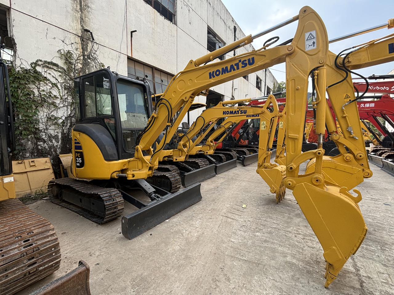 Mini excavator KOMATSU PC35MR: picture 1