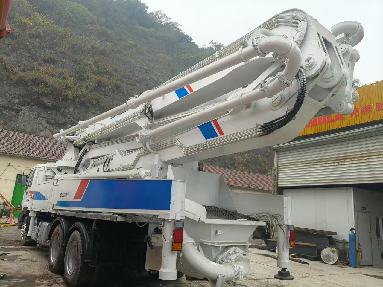 ZOOMLION ZLJ5335THB - Concrete pump truck: picture 4 ZOOMLION ZLJ5335THB - Concrete pump truck: picture 4