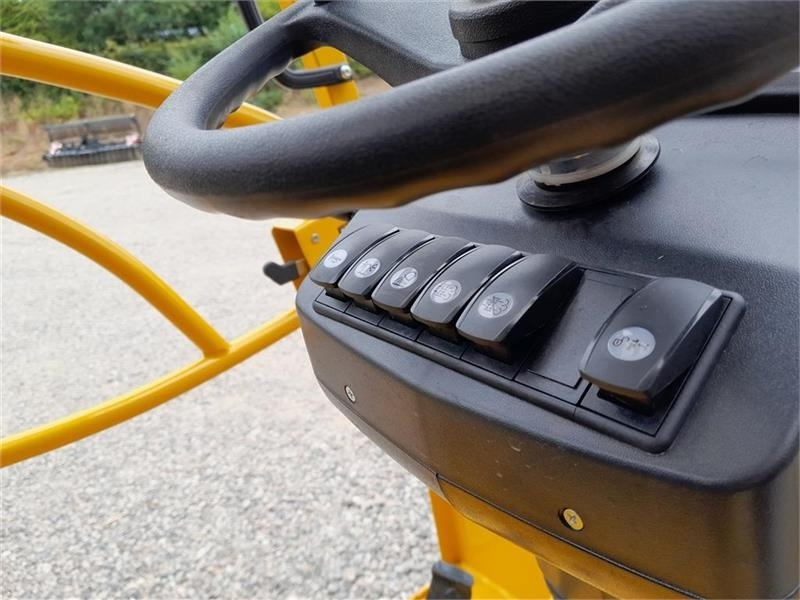 Compact loader Eurotrac W12: picture 11