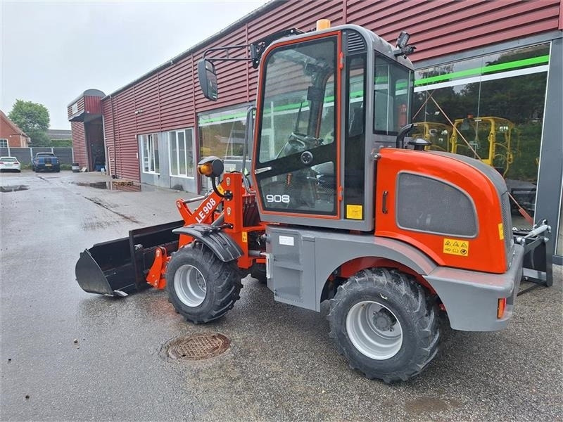 - - - LE908 - Compact loader: picture 2 - - - LE908 - Compact loader: picture 2