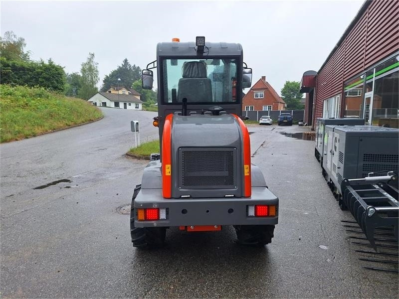 - - - LE908 - Compact loader: picture 3 - - - LE908 - Compact loader: picture 3