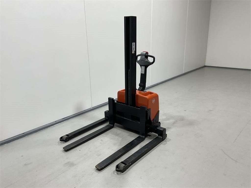 Toyota HWE100 - Stacker: picture 4 Toyota HWE100 - Stacker: picture 4