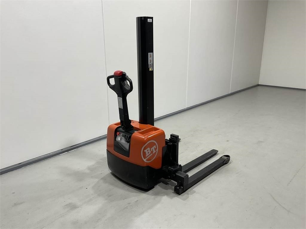 Toyota HWE100 - Stacker: picture 2 Toyota HWE100 - Stacker: picture 2