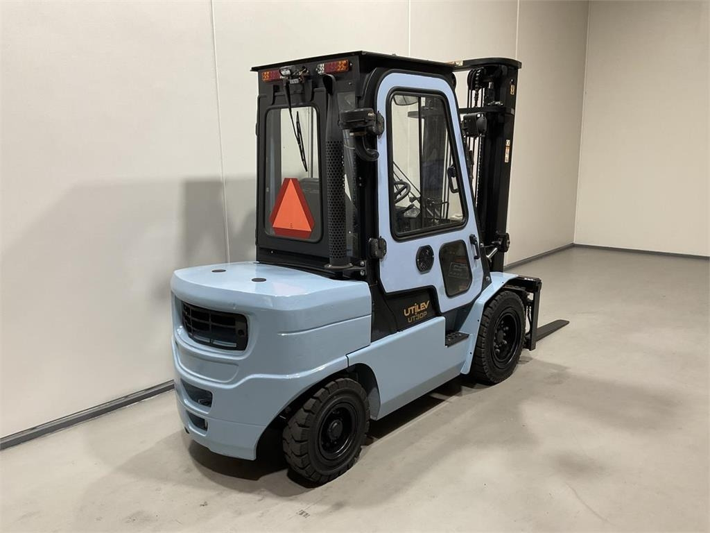 Utilev UT30P  - Diesel forklift: picture 2 Utilev UT30P  - Diesel forklift: picture 2