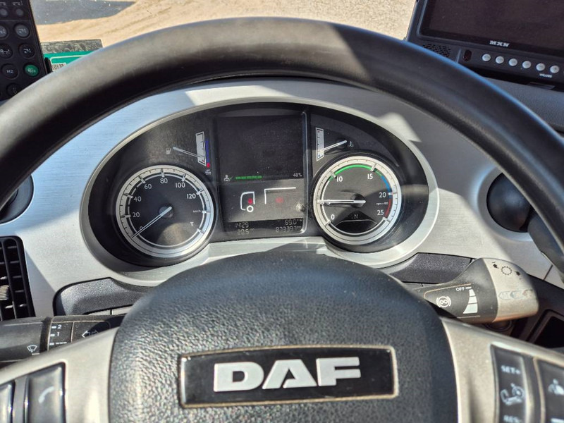 Box truck DAF XF 460 6x2 // Lift: picture 12