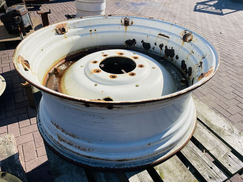 New Holland DW15Lx 38 set velgen - Rim: picture 1 New Holland DW15Lx 38 set velgen - Rim: picture 1