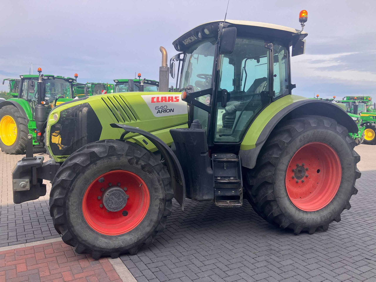 Claas Arion 640 - Farm tractor: picture 1 Claas Arion 640 - Farm tractor: picture 1