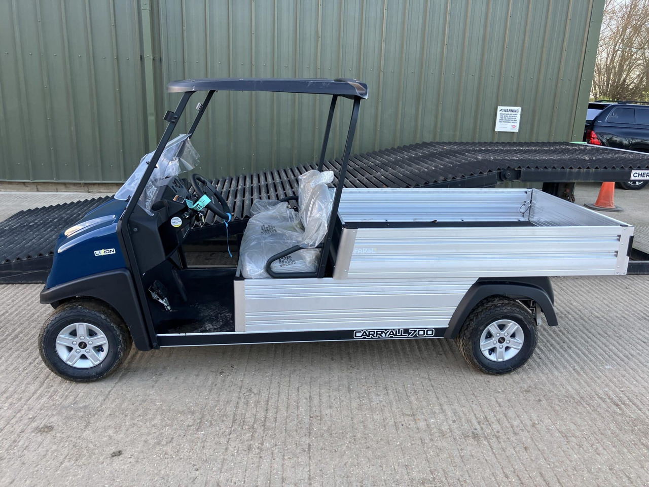 Club Car Carryall 700 w/ Li-Ion Battery - Side-by-side/ ATV: picture 2 Club Car Carryall 700 w/ Li-Ion Battery - Side-by-side/ ATV: picture 2
