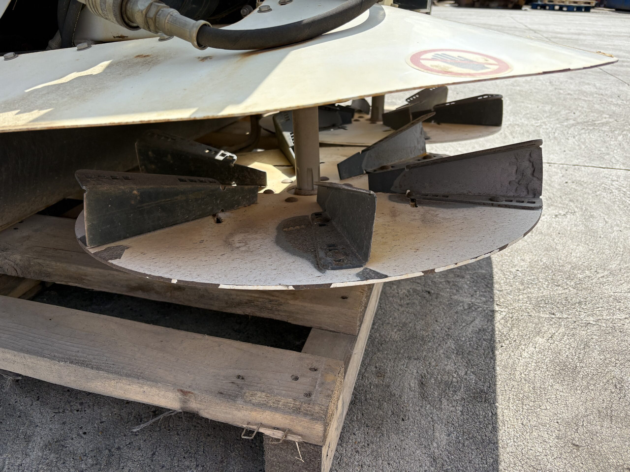 Dakota 410 Top Dresser to suit 2030A Pro Gator - Fertilizer spreader: picture 4 Dakota 410 Top Dresser to suit 2030A Pro Gator - Fertilizer spreader: picture 4