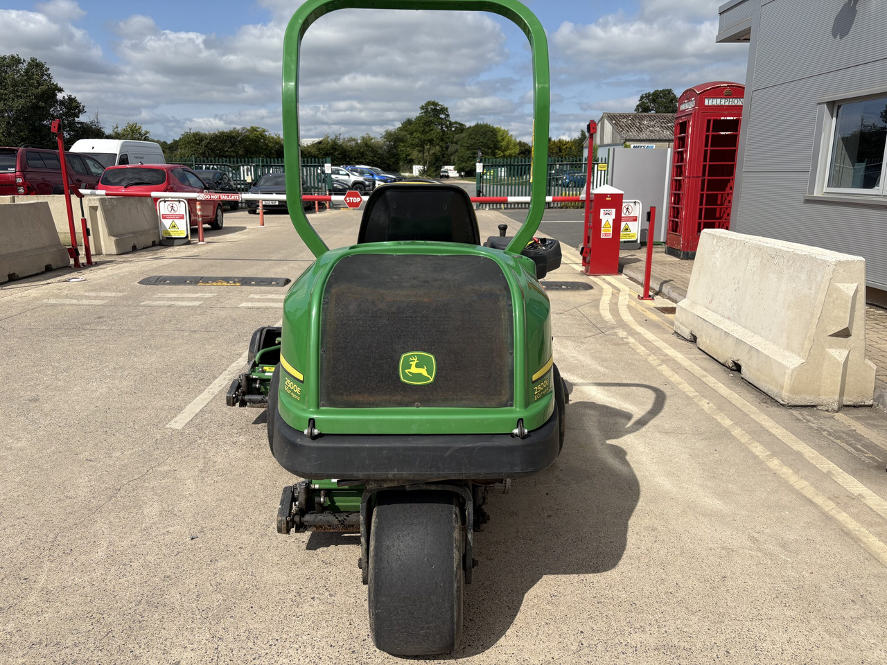 John Deere 2500E Greens Triple - Garden mower: picture 3 John Deere 2500E Greens Triple - Garden mower: picture 3