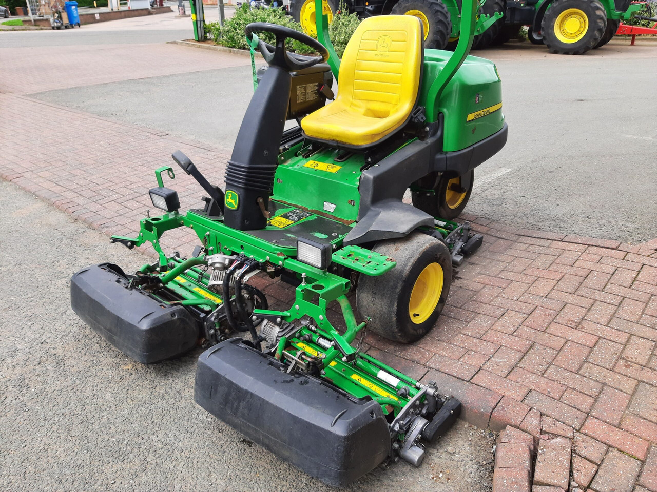 John Deere 2500E greens triple mower - Garden mower: picture 1 John Deere 2500E greens triple mower - Garden mower: picture 1
