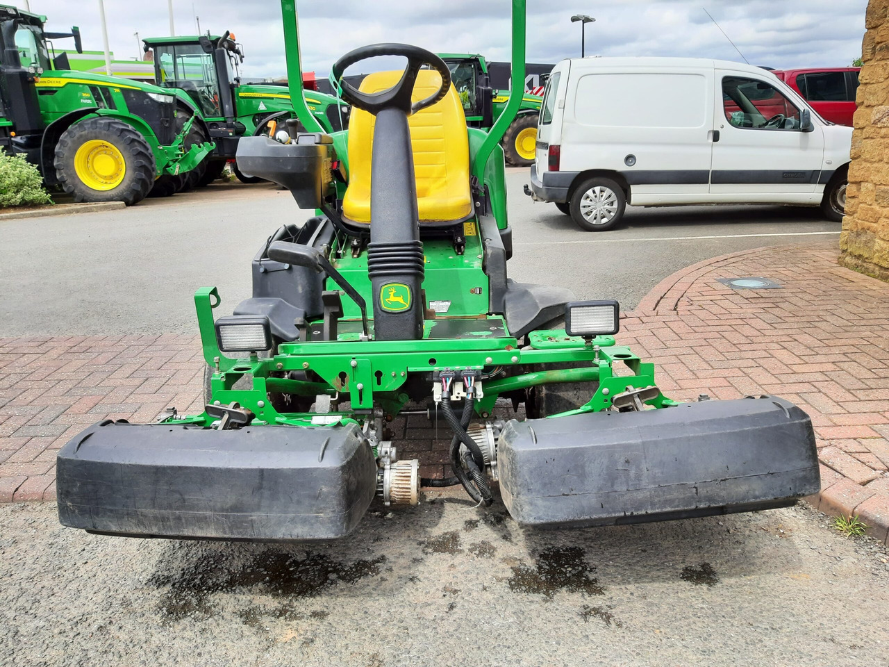 John Deere 2500E greens triple mower - Garden mower: picture 2 John Deere 2500E greens triple mower - Garden mower: picture 2
