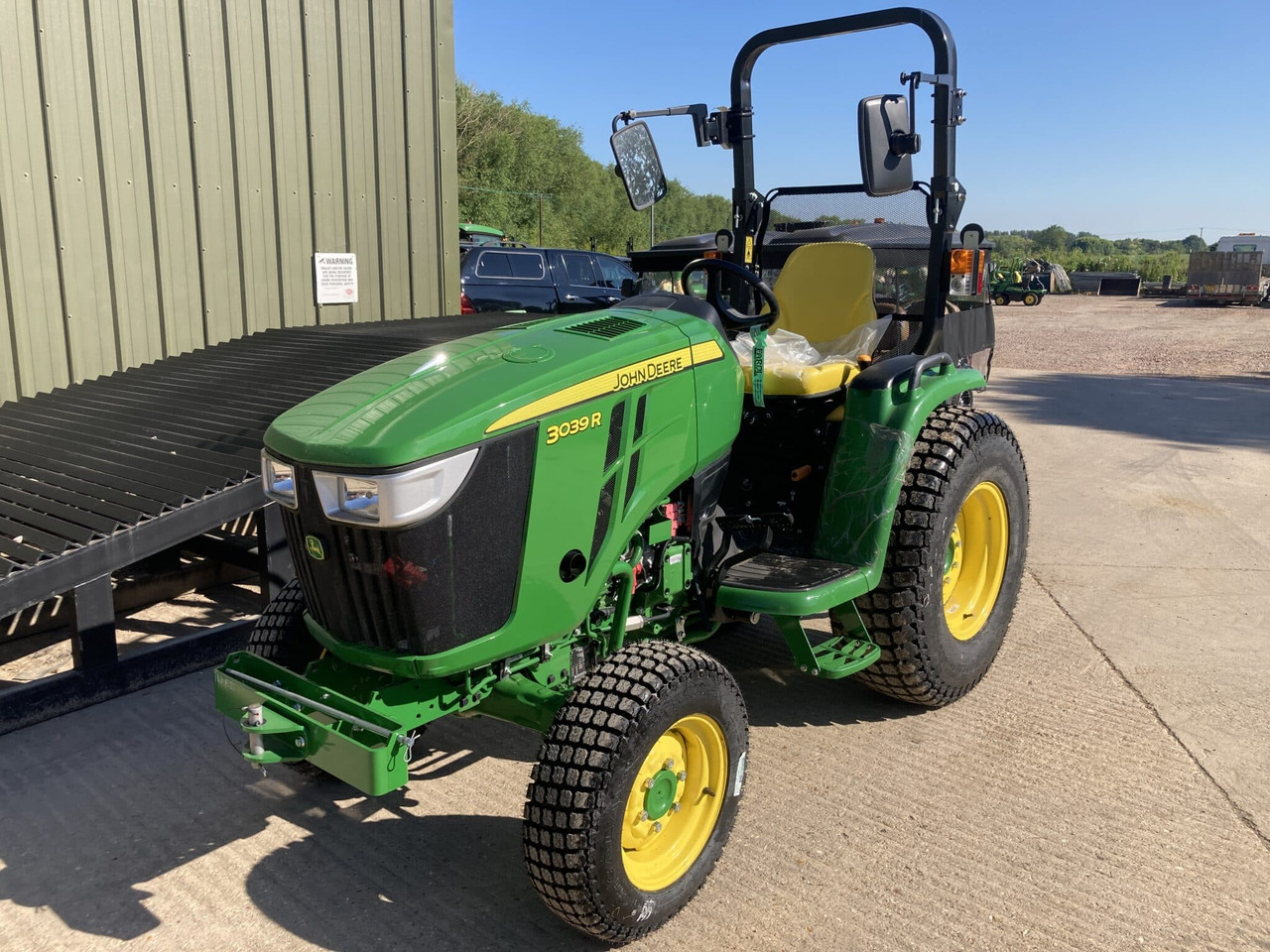 John Deere 3039R compact tractor - Compact tractor: picture 1 John Deere 3039R compact tractor - Compact tractor: picture 1