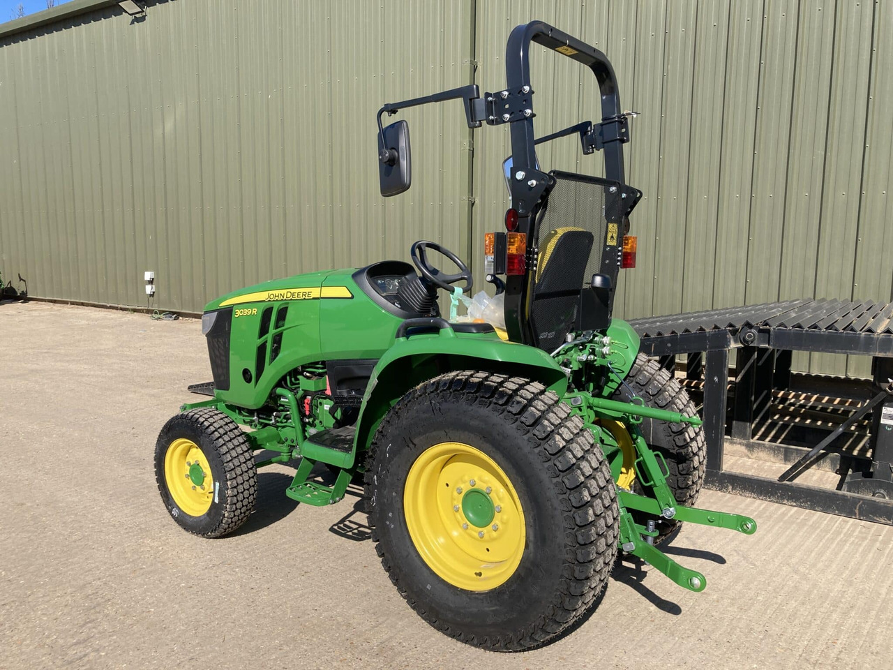 John Deere 3039R compact tractor - Compact tractor: picture 3 John Deere 3039R compact tractor - Compact tractor: picture 3