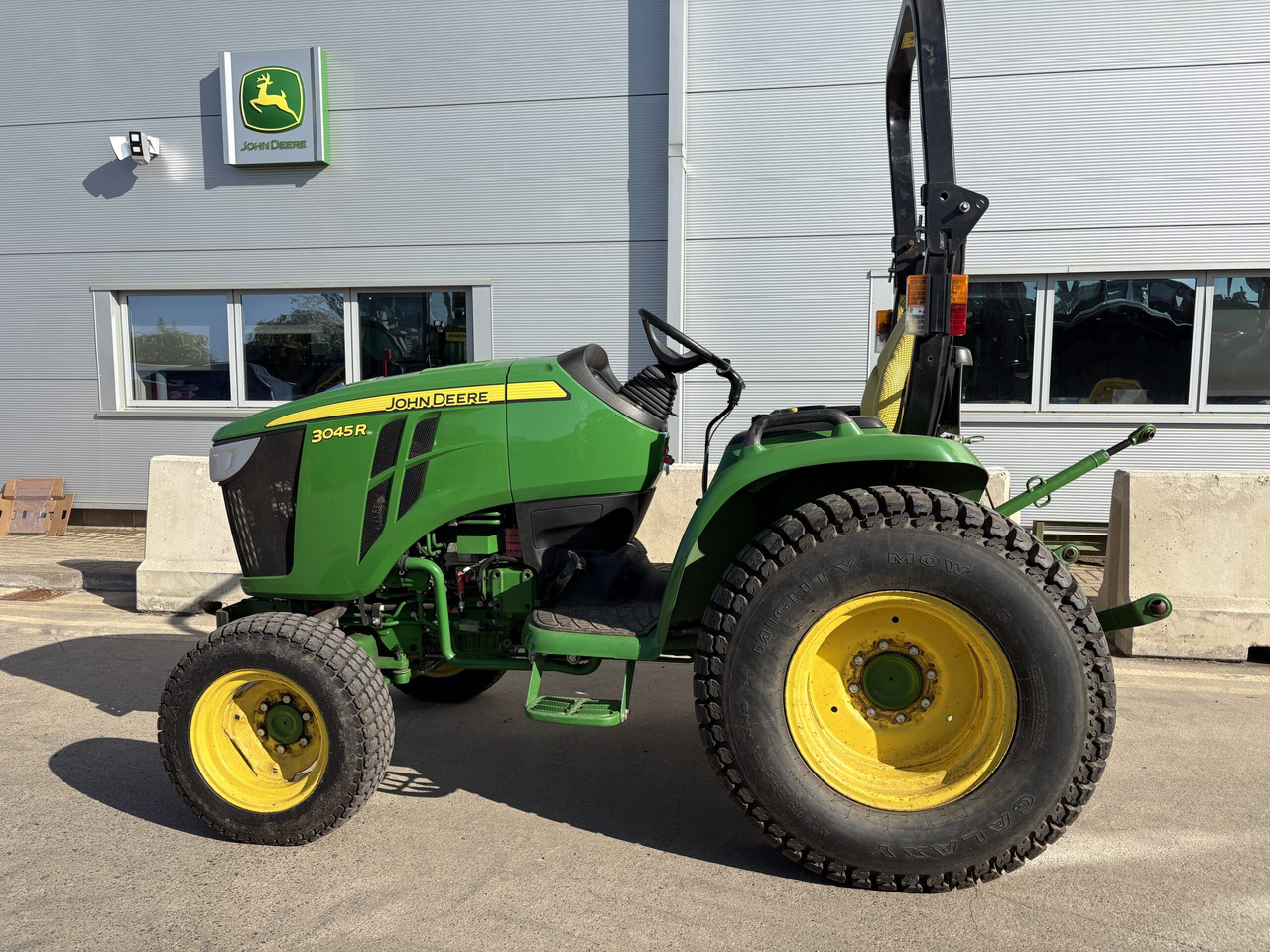 John Deere 3045R Compact Tractor - Compact tractor: picture 1 John Deere 3045R Compact Tractor - Compact tractor: picture 1